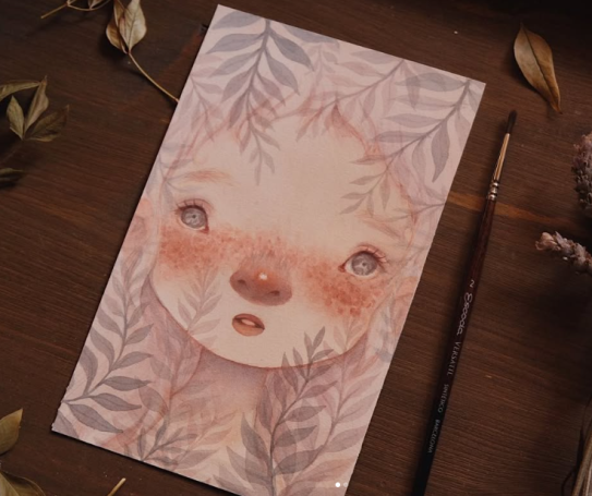 Retrato de un rostro infantil rodeado de hojas, con ojos grandes y expresión suave.