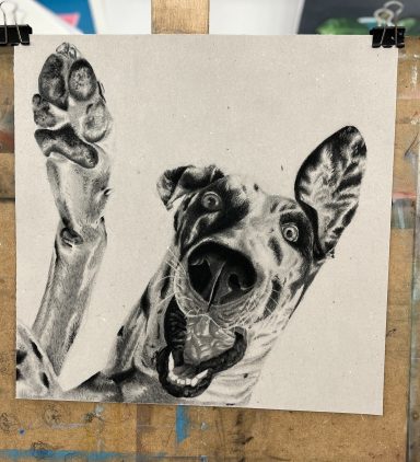 Dibujo en blanco y negro de un perro sonriente levantando una pata.