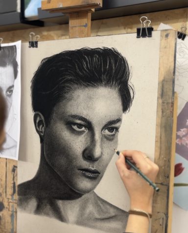 Retrato en carboncillo de una persona con cabello corto, mirando intensamente hacia adelante.