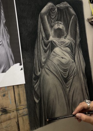 Dibujo en carboncillo de una figura femenina con túnica, en pose dramática.